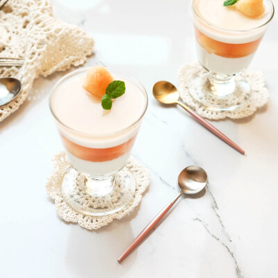 蜜桃椰奶果冻布丁 | 椰奶+水蜜桃真是个绝妙的组合，好好吃[太开心]椰奶是用椰浆+牛奶调的，有淡淡的椰子香味。