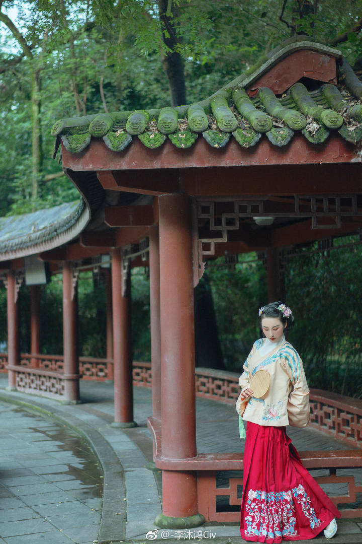 细雨花容如醉
新晴似梦初回
出镜：@-芝月-
摄影：@-李沐鸿Civ
老师：@疯子Charles @小艾野
衣服：@钟灵记汉服
#汉服写真集##写真##古风摄影##成都约拍##成都汉服约拍##成都写真约拍# ​​​