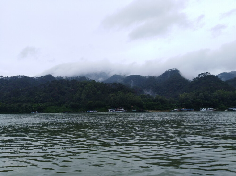 远山微黛接横波