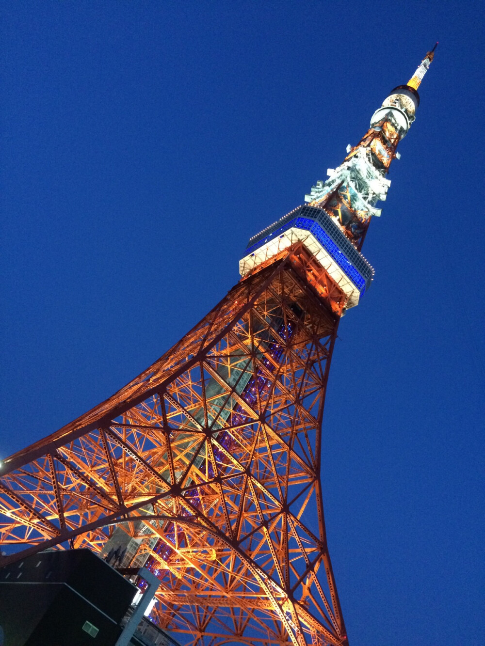 第四天的重头戏是Tokyo Tower ！我们是现场买票的，队伍不是很长，买票比较快，不过当时只开放了一个低的展望台，里面还有一个海贼王的主题活动，漫迷可以选择买海贼王和铁塔的套票比较划算。铁塔真的是怎么拍都好看啊～5s自带相机原片直出，直接就是壁纸啊！