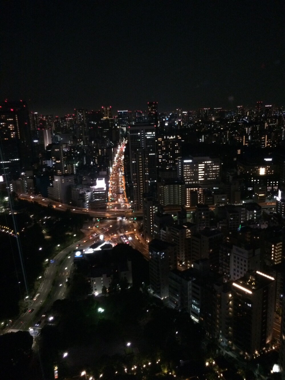 铁塔上的夜景 放大一点～