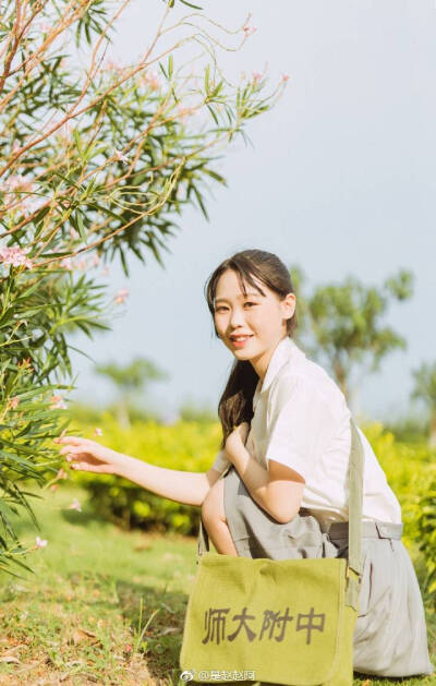 ￼珠海约拍 #赵赵客片分享#
“你是运动会藏在包里的小熊便当
是草坪上冒着气泡的汽水
是夏日的每一寸阳光
是藏着欢愉的每一页小说
你是温柔的外向 含蓄的开朗。” ​​​
出镜:@白白白白白白雯
摄影|后期:@是赵…