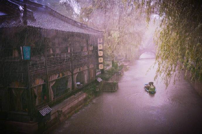 桃李春风一杯酒，江湖夜雨十年灯。 ​​​​