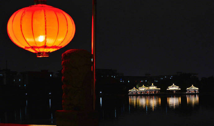 桃李春风一杯酒，江湖夜雨十年灯。 ​​​​