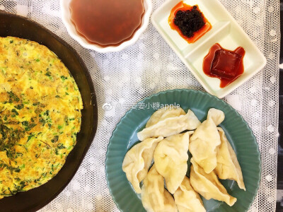 #美食每刻#周三，早上好！今日早餐：饺子，蔬菜鸡蛋饼，绿豆汤
#不知从什么时候开始，少爷喜欢对别人直呼其名了。
比如，我们隔壁邻居家的小姑娘叫果果，即将上五年级了，按理说应该叫姐姐。
有一次，果果来我家…