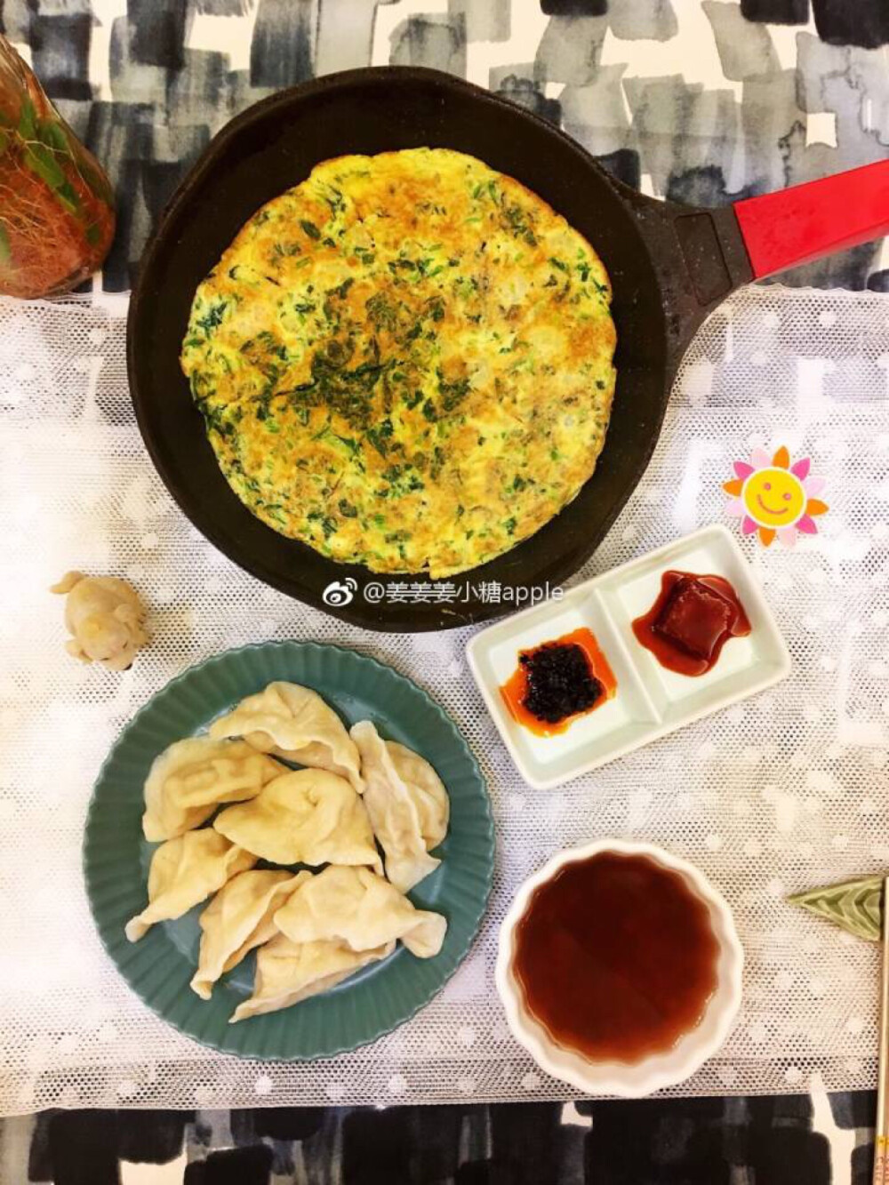 #美食每刻#周三，早上好！今日早餐：饺子，蔬菜鸡蛋饼，绿豆汤
#不知从什么时候开始，少爷喜欢对别人直呼其名了。
比如，我们隔壁邻居家的小姑娘叫果果，即将上五年级了，按理说应该叫姐姐。
有一次，果果来我家借个东西，少爷就问：果果，你拿这个做什么用？[笑cry][笑cry]
还有一次，在电梯里遇到果果爸爸，少爷问他：果果怎么没有下来玩啊？[允悲][允悲][允悲]
周末，我妹一家来我家玩，我妹的儿子叫刘xx，可能是好久没有见面，少爷一下没有认出来，就问我们：刘xx怎么没有来？
这么小的人儿直呼别人的名字，觉得很小大人，很可爱。当然，少爷也喜欢别人叫他的大名。
我个人不觉得对人直呼其名是不礼貌，反而是一种平等友好的尊重！
每个人都有自己的思维模式，我很欣赏少爷的思维模式！#