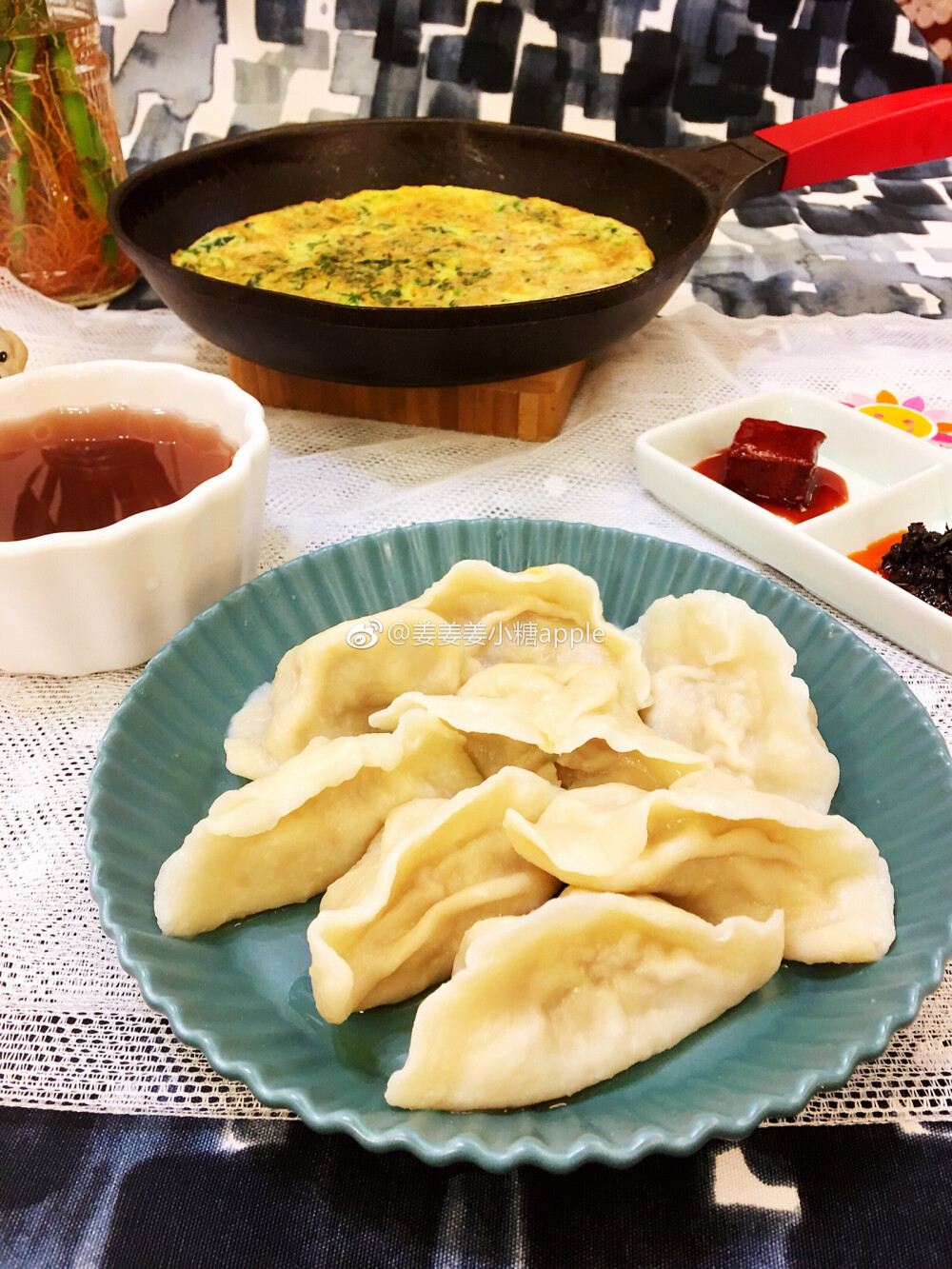 #美食每刻#周三，早上好！今日早餐：饺子，蔬菜鸡蛋饼，绿豆汤
#不知从什么时候开始，少爷喜欢对别人直呼其名了。
比如，我们隔壁邻居家的小姑娘叫果果，即将上五年级了，按理说应该叫姐姐。
有一次，果果来我家借个东西，少爷就问：果果，你拿这个做什么用？[笑cry][笑cry]
还有一次，在电梯里遇到果果爸爸，少爷问他：果果怎么没有下来玩啊？[允悲][允悲][允悲]
周末，我妹一家来我家玩，我妹的儿子叫刘xx，可能是好久没有见面，少爷一下没有认出来，就问我们：刘xx怎么没有来？
这么小的人儿直呼别人的名字，觉得很小大人，很可爱。当然，少爷也喜欢别人叫他的大名。
我个人不觉得对人直呼其名是不礼貌，反而是一种平等友好的尊重！
每个人都有自己的思维模式，我很欣赏少爷的思维模式！#