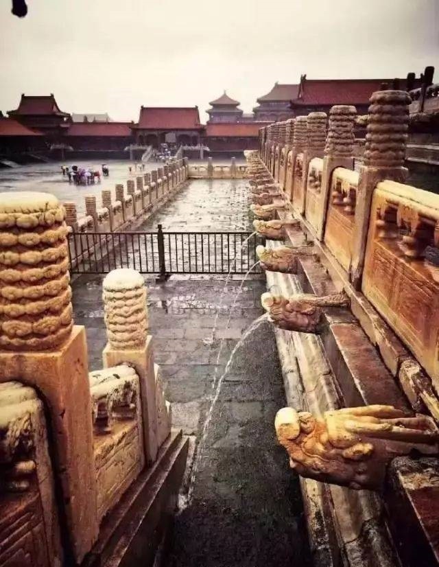 古代建筑的“疏水神”，近日来全国各地的连降暴雨，不禁让人想知道从古至今建筑是如何排水的？建筑排水构件中最显眼也最华丽的一个“滴水嘴兽”，这个词你可能很陌生，但是看它的样子你一定很熟悉，当你路过那些华丽繁复的建筑时不知你是否注意到他，是否想到他的初始功能是排水。 ?