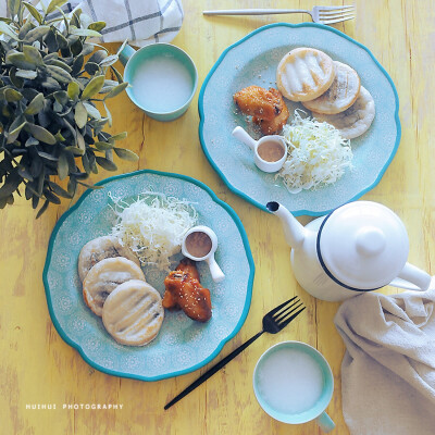 早安，今日早餐：红豆糯米饼+烤鸡翅+蔬菜沙拉+椰子汁。
红豆糯米饼真的好好次~做法今儿写出来了，软糯香甜，趁热吃特别好吃！大朋友小朋友都会很喜欢的。~