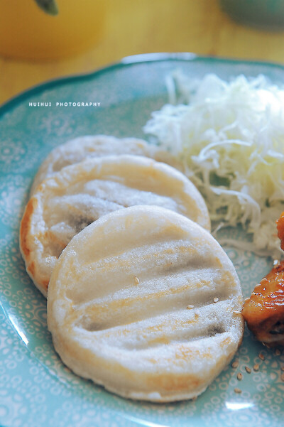 早安，今日早餐：红豆糯米饼+烤鸡翅+蔬菜沙拉+椰子汁。
红豆糯米饼真的好好次~做法今儿写出来了，软糯香甜，趁热吃特别好吃！大朋友小朋友都会很喜欢的。~