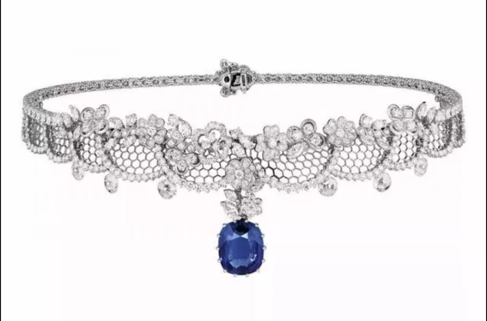 2018高级珠宝系列新作盘点
Dior 迪奥
新作出自 Dior 高级珠宝艺术总监 Victoire de Castellane 之手，通过蜂巢、鱼鳞、螺旋线等网格图案来诠释不同质感的蕾丝面料，细小的镂空结构对于打磨抛光的要求更高。蕾丝网格边缘缀饰彩宝、金珠、棱纹绳索，模仿繁复的蕾丝花边，玫瑰式切割钻石则代表高定时装中的亮片元素。