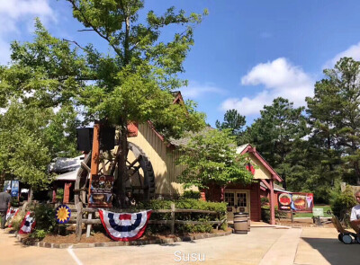 
佐治亚石山坐落在美国东南部佐治亚州首府亚特兰大的远郊，以此山为中心，建成了一坐风光秀丽，别开生面的大型游乐中心，即闻名遐尔的佐治亚石山公园。
佐治亚石山是世界上最大的整石花岗岩石山之一，整座石山是由一…