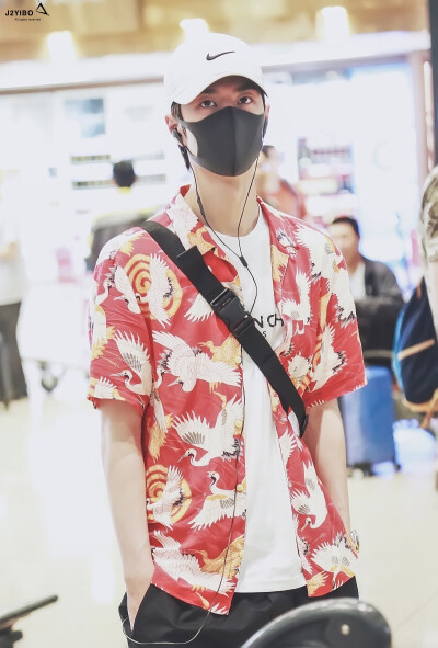 180726 东京羽田机场 #UNIQ王一博# cr:logo