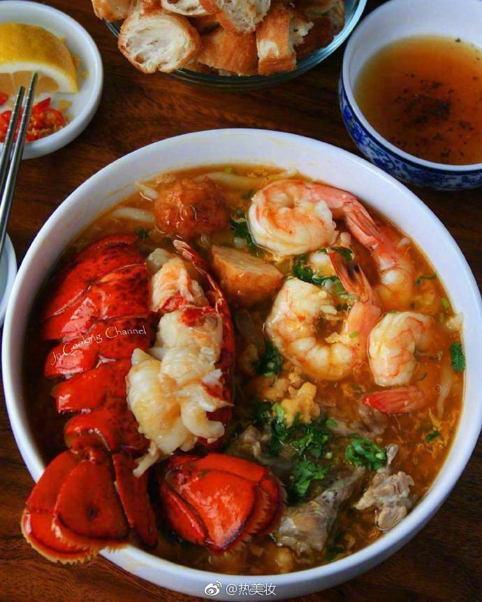 深夜放毒 来一碗龙虾面吧~ ​​​​