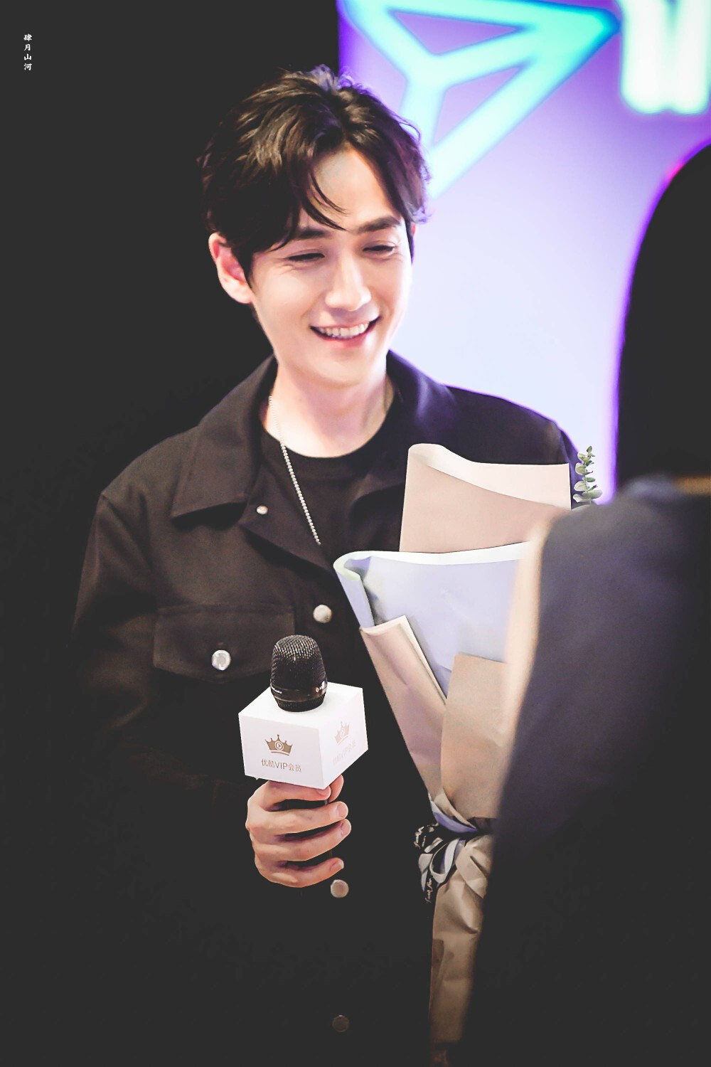 小哥哥的眉眼弯弯
嘴角上扬都是我刚好喜欢的角度