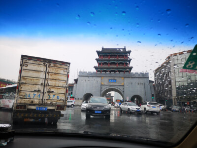 时晴时雨 抚近门