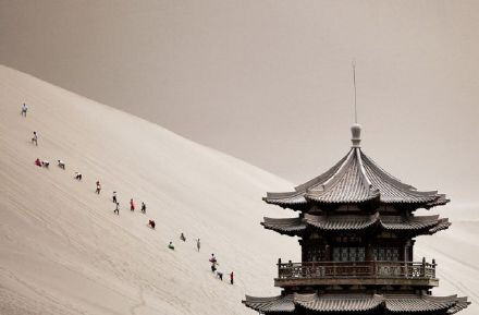 甘肃是中国西北的一个狭长省份，它拥有丰富的自然与人文景观，古老的丝绸之路、长城、黄河、沙漠、戈壁……它是你一生中一定要去拜访一次的地方！ ​