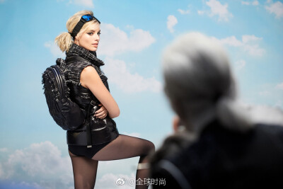 时尚明星由澳大利亚演员#MargotRobbie# 出镜，老佛爷亲自掌镜的Coco Neige系列广告大片，传达了冬日运动的时髦。这样的高科技、高奢华运动装备你会买吗？ ​