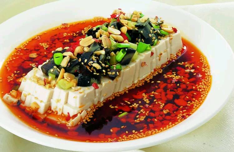 皮蛋拌豆腐的做法
食材用料：皮蛋 、蒜、剁椒、麻油、盐、生抽、白糖、香菜、豆腐 。
做法：将豆腐切成大小一致的长方形片，并整齐摆入盘中。其中碎豆腐可以摆至中心打底，中间摆上皮蛋。蒜蓉，白糖，盐，醋，生抽，剁椒，麻油放入碗内，加适量冷开水调成汁。最后在摆放成型的豆腐皮蛋上倒上调味汁，散上香菜即可。
