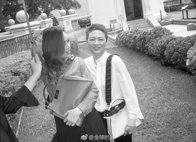 时尚明星容祖儿和妈妈出镜Fendi #MeAndMyPeekaboo# 系列片，祖儿用“杰出”来形容她的妈妈，你觉得你的母亲在你心里是怎样的呢？ ​