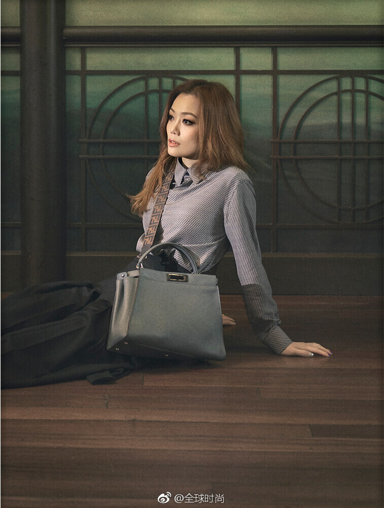 时尚明星容祖儿和妈妈出镜Fendi #MeAndMyPeekaboo# 系列片，祖儿用“杰出”来形容她的妈妈，你觉得你的母亲在你心里是怎样的呢？ ​