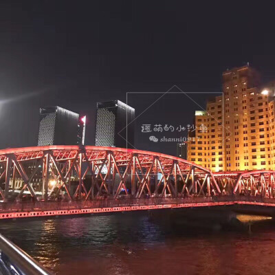 不同角色之手拍出不一样的南京路步行街
还有外滩夜景