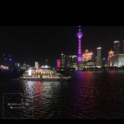 不同角色之手拍出不一样的南京路步行街
还有外滩夜景