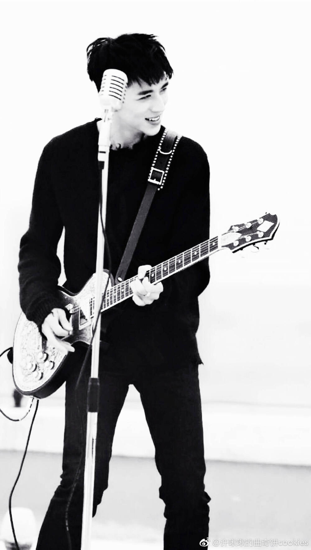 许魏洲热爱吉他的摇滚男孩