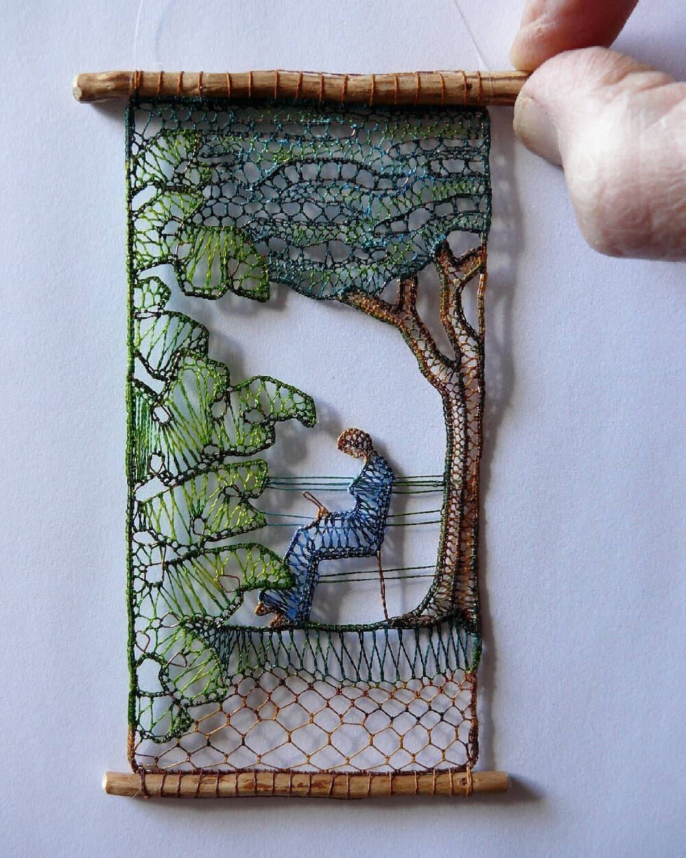 匈牙利艺术家agnesherczeg_lace的彩色蕾丝和木头作品