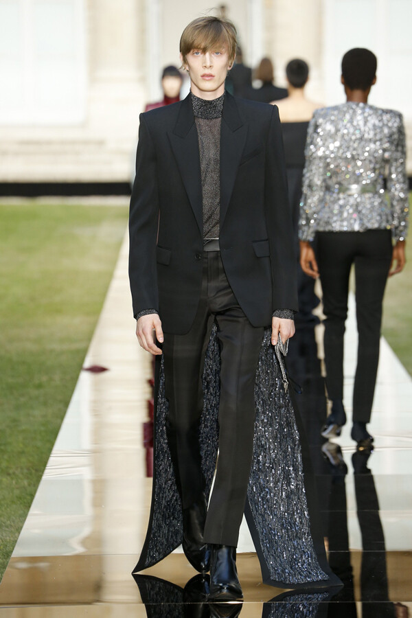 法国奢侈品牌 Givenchy 2018 秋冬高级定制 本季主题是致敬年初辞世的品牌创始人Hubert de Givenchy先生，创意总监Clare Waight Keller 洞察品牌的经典造型在天然的黑与白之中，通过亮片与羽毛细节营造了神圣而典雅的女人形象～