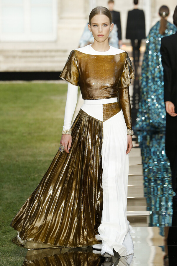 法国奢侈品牌 Givenchy 2018 秋冬高级定制 本季主题是致敬年初辞世的品牌创始人Hubert de Givenchy先生，创意总监Clare Waight Keller 洞察品牌的经典造型在天然的黑与白之中，通过亮片与羽毛细节营造了神圣而典雅的女人形象～