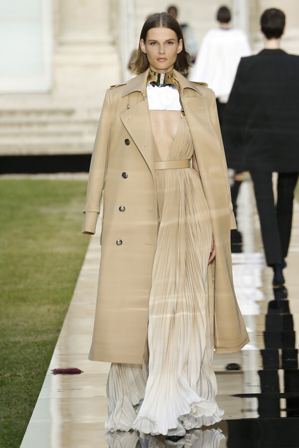 法国奢侈品牌 Givenchy 2018 秋冬高级定制 本季主题是致敬年初辞世的品牌创始人Hubert de Givenchy先生，创意总监Clare Waight Keller 洞察品牌的经典造型在天然的黑与白之中，通过亮片与羽毛细节营造了神圣而典雅的女人形象～