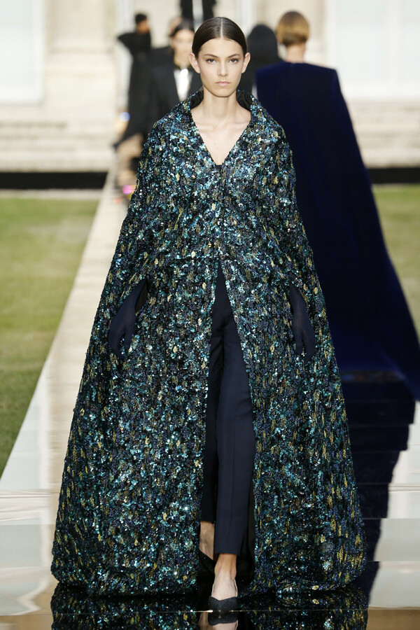 法国奢侈品牌 Givenchy 2018 秋冬高级定制 本季主题是致敬年初辞世的品牌创始人Hubert de Givenchy先生，创意总监Clare Waight Keller 洞察品牌的经典造型在天然的黑与白之中，通过亮片与羽毛细节营造了神圣而典雅的女人形象～