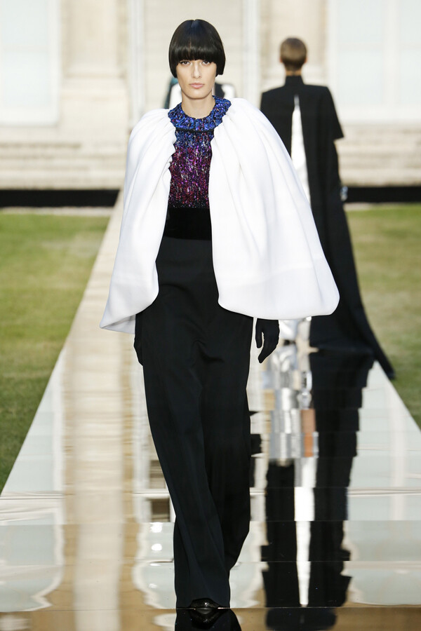 法国奢侈品牌 Givenchy 2018 秋冬高级定制 本季主题是致敬年初辞世的品牌创始人Hubert de Givenchy先生，创意总监Clare Waight Keller 洞察品牌的经典造型在天然的黑与白之中，通过亮片与羽毛细节营造了神圣而典雅的女人形象～