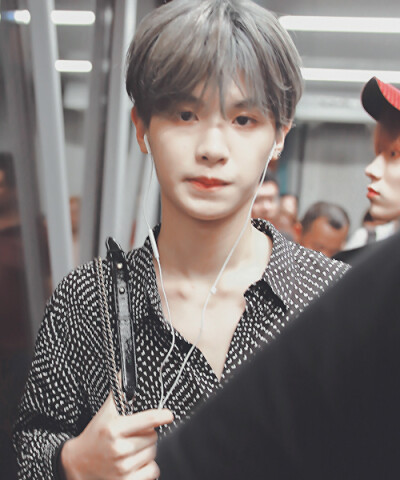 黄明昊。