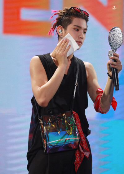 黄明昊justin 贾富贵 图cr水印