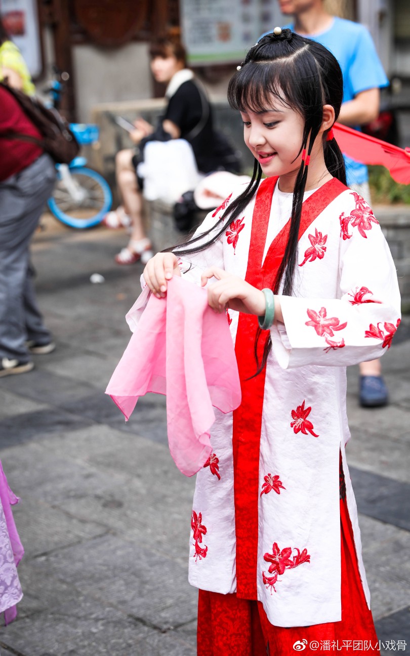 前六张小仙女，后三张小调皮