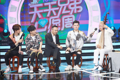 官博更博：#王一博# · #天天向上王一博#
“天天兄弟心愿周”，@UNIQ-王一博 接力“爱的抱抱”，长沙街头有人偶遇了这只可爱的小白马吗？[偷笑] 今晚22:00湖南卫视@天天向上，拥抱这个世界的同时，也别忘了抱抱自己 …