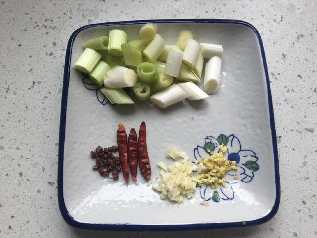 ◢宫保鸡丁甜辣爽口，鸡肉滑嫩，花生米爽脆，是一道超级下饭菜~食材：鸡胸脯肉250克 、油炸花生米100克、葱白2棵、姜2片、蒜3瓣、花椒1小勺、干辣椒3个、生抽1勺、料酒1勺、白糖1勺、醋2勺、水淀粉10克、精盐适量1.鸡胸洗干净切小丁，放入淀粉和食用油腌10分钟2.准备好葱姜蒜，花椒，干辣椒，葱白切段3.热锅冷油放入鸡胸肉翻炒，炒到发白盛出备用4.将生抽，料酒，醋，白砂糖，淀粉，盐加适量水在碗里调匀5.热锅热油，小火炸香花椒和干辣椒，炒香葱姜末6.放入鸡胸肉炒匀，放入葱段7.放入事先调好的料汁炒匀8.加入花生米，炒匀，关火