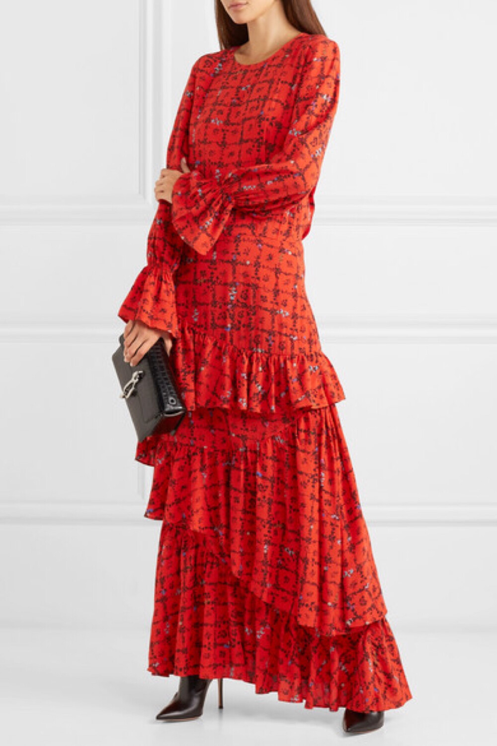 拥有 Preen Line 的这款 “Amina” 连衣裙可令你立即乘上本季超长版单品的时尚热潮。它采用缀满碎花印花的双绉制成，分层式裙身则款款垂落。不妨与光滑亮泽的黑色配饰一同搭配，衬托其艳红色调。