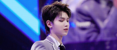 黄明昊。