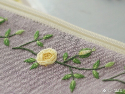 玫瑰花边儿的过程来啦。L【新手向】小玫瑰花边笔袋/化妆包刺绣教程 ​​​​
