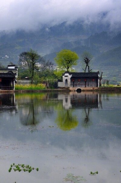 軒窗隨意，小巧規(guī)模，卻也清幽，也瀟灑，也寬舒風(fēng)花雪月，嬴得功夫，好燒些香，說些話，讀些書景堪圖畫，趣亦奇哉，有數(shù)枝松，數(shù)竿竹，數(shù)株梅花木栽培，幾次教開，但且優(yōu)游，且隨分，且寬懷夭桃媚柳，丹桂紅榴，卻也…