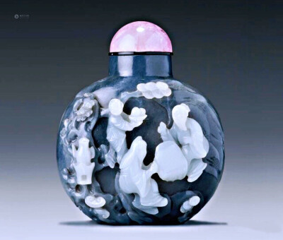 清代，18/19世纪 A BLACK AND WHITE JADE IMMORTALS AT PLAY SNUFF BOTTLE SUZHOU
