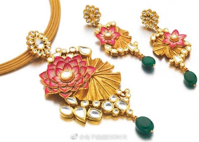 [cp]传承六代人的印度传统珠宝—P. N. GADGIL＆SONS ，是马哈拉施特拉邦最古老，最知名的珠宝商之一。可以看出部分细节上有了创新，在民族传统审美中也融合了新的元素。 ​​​[/cp]