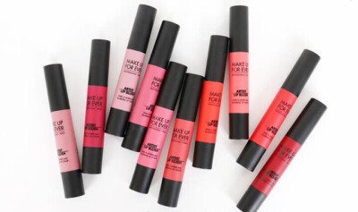 『MAKE UP FOR EVER』 LIP BLUSH唇膏笔试色分享
限定版的lip blush重新上市，推出了十个大热的MLBB色号。
柔软的粉雾粒子质地很轻薄，哑光的质地十分显色，质地优雅。
试色先用100叠加300，淡淡的粉色mlbb组合。
20…