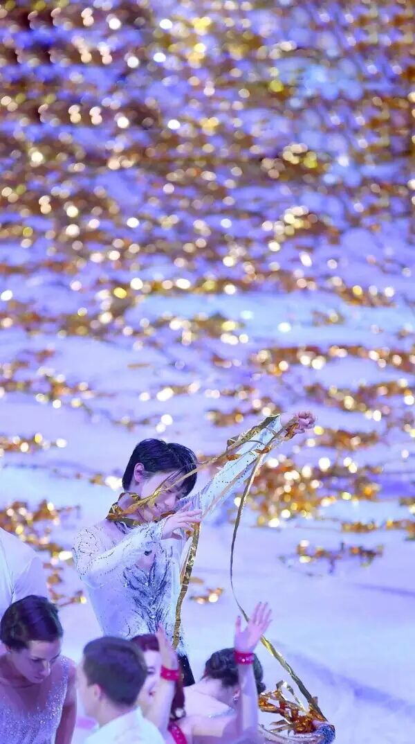 你是神明留人间一妙笔
以 画当歌
莫说江山永寿
飞鸿踏雪亦会白首
雏鸟不问归巢
折翼之处涅槃重擞