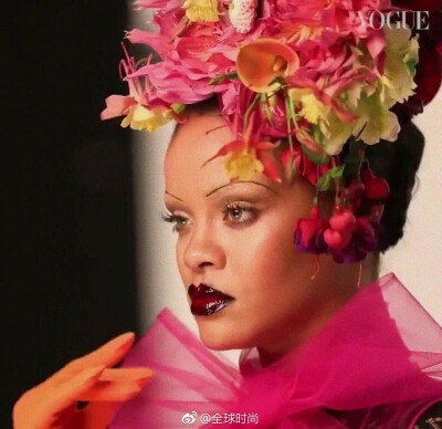 #蕾哈娜 封面#rihanna&amp;《Vogue》英版九月刊，极细的眉形与“中毒”唇色，以夸张的花冠加持，这样的封面够浮夸吗？ ?