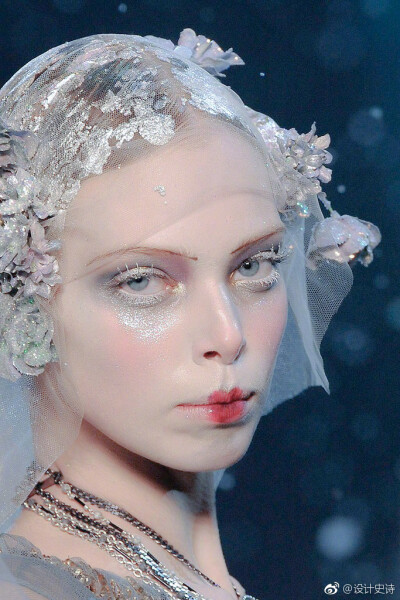 妖魅感服饰设计
Tanya Dziahileva@ John Galliano Fall 2009 RTW ​​​​