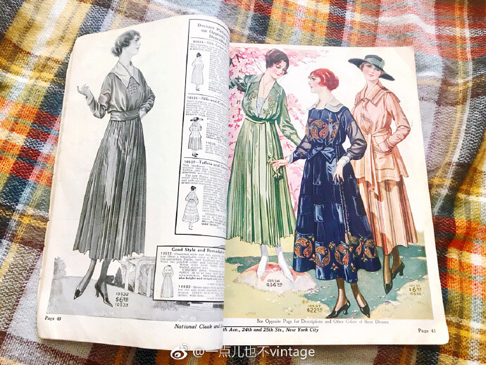 扫码参与竞拍哦～价格多少你来做主～vintage 博物馆收藏级别1917年超级大本美国原版时尚邮购目录尖儿货，一百多岁的一件。内容超级美，全部都是1910s 时尚时装内容，十分精致，美轮美奂。状态很不错了，毕竟是100多岁的老物件，除去封皮的缺心眼笔记和前后封皮破损，内容完美，懂货的来吧...展开全文c